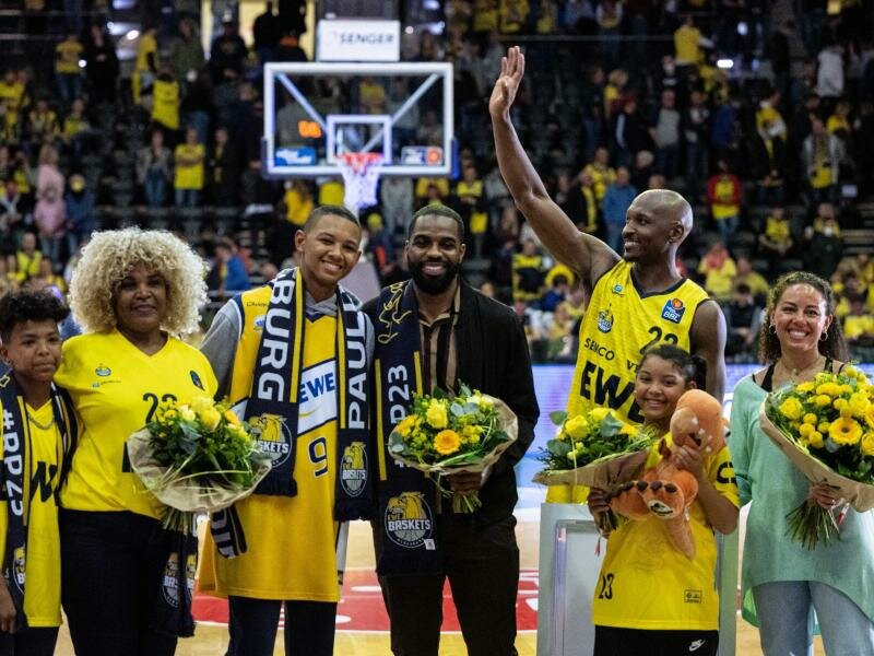 Rickey Paulding (2.v.r.) spielte 15 Jahre für die EWE Baskets Oldenburg. Foto: Mohssen Assanimoghaddam/dpa