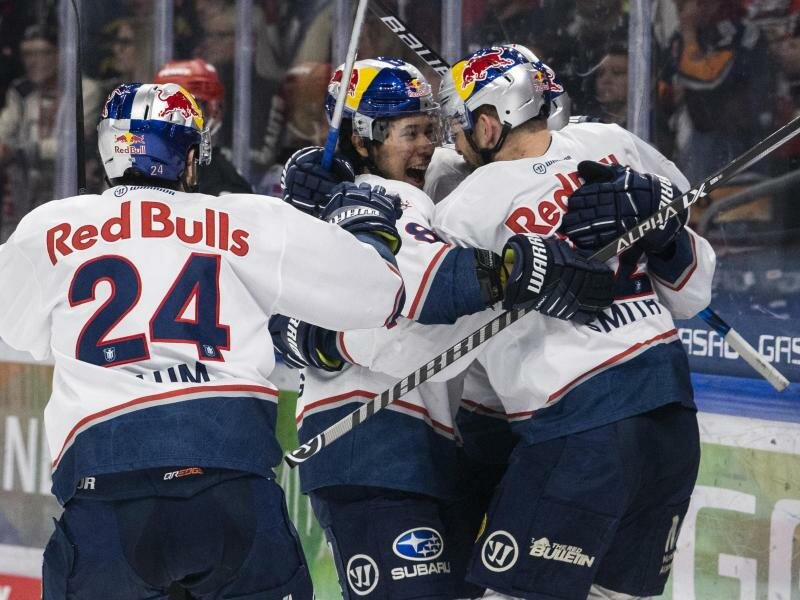 Die Münchner konnten sich trotz eines 0:3-Rückstandes bei den Eisbären durchsetzen. Foto: Christophe Gateau/dpa