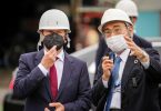 Bundeskanzler Olaf Scholz besichtigt die Wasserstoffanlage der Chiyoda Corporation. Foto: Kay Nietfeld/dpa