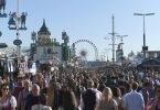 Das Oktoberfest darf wieder stattfinden. (Archivbild). Foto: Felix Hörhager/dpa