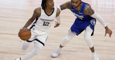Ja Morant (l) von den Memphis Grizzlies wird von D'Angelo Russell verteidigt. Foto: Andy Clayton-King/AP/dpa