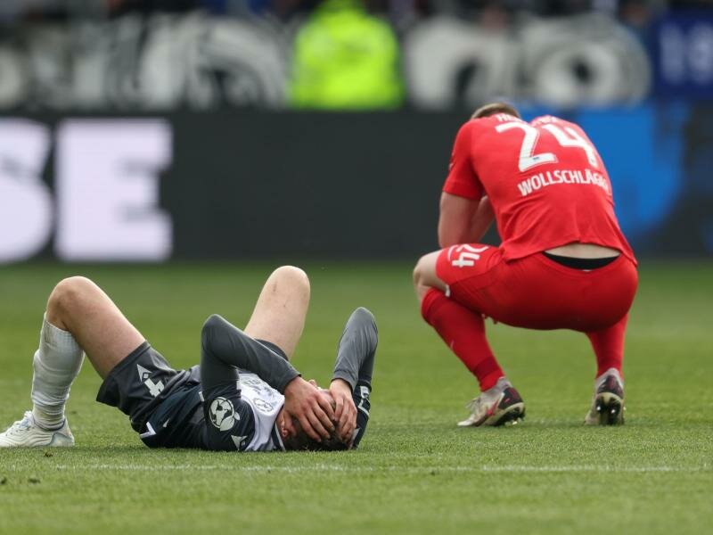 Zwischen Arminia Bielefeld und Hertha BSC gab es keinen Sieger: Der Bielefelder Joakim Nilsson (l) und Luca Wollschläger nach Schlusspfiff. Foto: Friso Gentsch/dpa