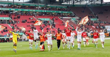 Die Profis des 1. FC Köln feiern ihren Sieg in Augsburg. Foto: Matthias Balk/dpa