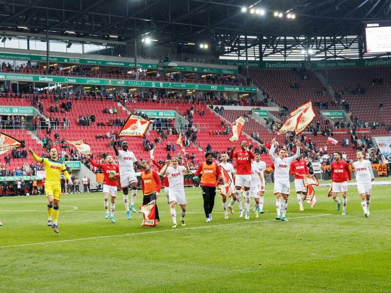 Die Profis des 1. FC Köln feiern ihren Sieg in Augsburg. Foto: Matthias Balk/dpa