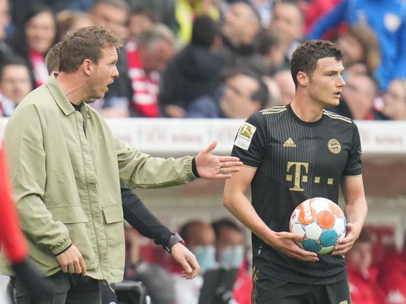 Trainer Julian Nagelsmann (l) gibt während des Spiels in Mainz Benjamin Pavard Anweisungen. Foto: Thomas Frey/dpa