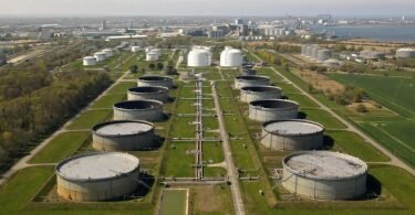 Das Grosstanklager Ölhafen Rostock (GÖR) an der Ostsee. Als denkbare Alternative zu einem Importverbot gilt die Einführung von Preisobergrenzen für Öl aus Russland. Foto: Bernd Wüstneck/dpa