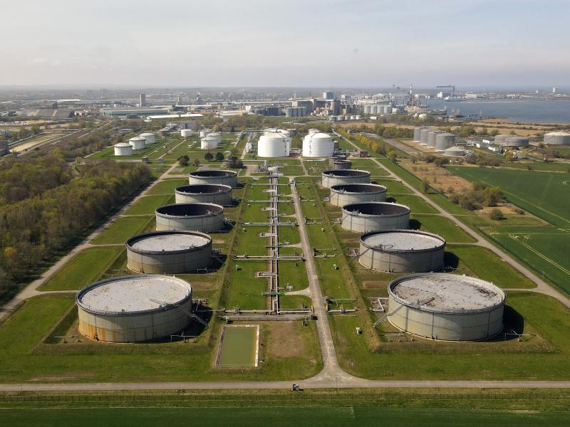Das Grosstanklager Ölhafen Rostock (GÖR) an der Ostsee. Als denkbare Alternative zu einem Importverbot gilt die Einführung von Preisobergrenzen für Öl aus Russland. Foto: Bernd Wüstneck/dpa
