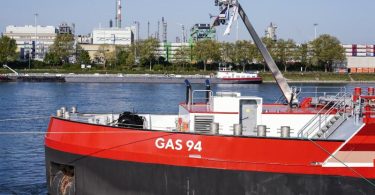 Ein Gas-Transportschiff ankert am Rhein vor dem Werksgelände des Chemiekonzerns BASF. Die Verringerung der Energieabhängigkeit von Russland bedeutet bedeuten «Kosten, die sowohl die Wirtschaft wie auch die Verbraucher spüren». Foto: Uwe Anspach/dpa