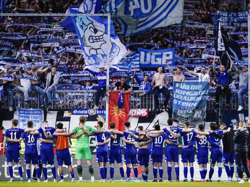 Der FC Schalke 04 hat die besten Chancen in die Bundesliga aufzusteigen. Foto: Uwe Anspach/dpa