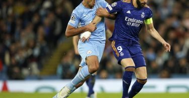 Nach dem 3:4 im Hinspiel gegen Manchester City wollen Karim Benzema (r) und Real Madrid im Rückspiel die Wende schaffen. Foto: Dave Thompson/AP/dpa