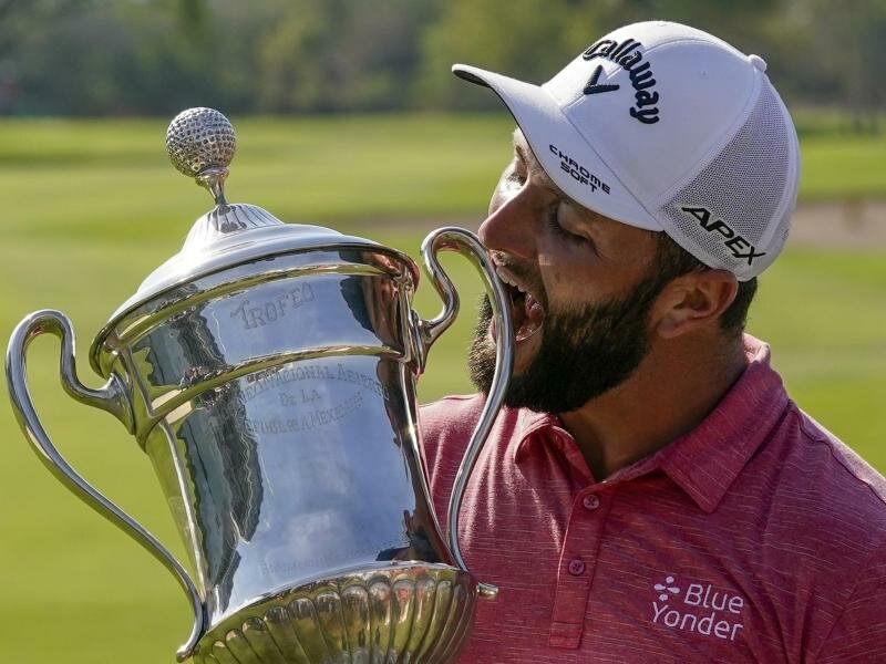Der Spanier Jon Rahm hält den Siegerpokal nach seinem Sieg bei den Mexico Open. Foto: Eduardo Verdugo/AP/dpa