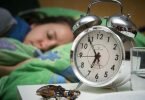 Menschen mittleren und hohen Alters schlafen nachts idealerweise sieben Stunden lang. Foto: Patrick Pleul/dpa