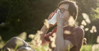 Hatschi! Wer unter Heuschnupfen leidet, sollte zur Vorbeugung von Folgeerkrankungen einen Arzt aufsuchen. Foto: Zacharie Scheurer/dpa-tmn