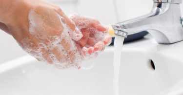 Regelmäßiges und gründliches Händewaschen mit Seife hilft, die Gesundheit zu schützen. Nicht vergessen: Hände danach gründlich abtrocknen - in öffentlichen Sanitäranlagen am besten mit sauberen Einmalhandtüchern. Foto: Christin Klose/dpa-tmn
