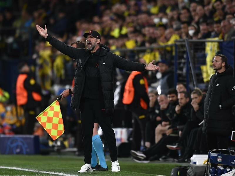 Liverpools Trainer Jürgen Klopp steht an der Seitenlinie und versucht auf seine Mannschaft einzuwirken. Foto: Jose Breton/AP/dpa