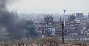 Rauch steigt aus dem Stahlwerk Azovstal in Mariupol auf. Noch immer harren hier Kämpfer und Zivilisten aus. Foto: -/AP/dpa