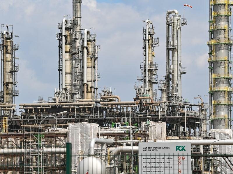 Anlagen auf dem Industriegelände der PCK-Raffinerie GmbH. In der Erdölraffinerie PCK in Schwedt kommt Rohöl aus Russland über die Pipeline «Freundschaft» an - noch. Foto: Patrick Pleul/dpa