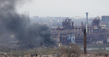 Rauch steigt aus dem Stahlwerk Azovstal in Mariupol auf. Foto: -/AP/dpa