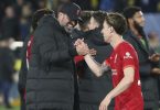 Liverpools Trainer Jürgen Klopp (l) und Spieler Kostas Tsimikas feiern den Sieg gegen Villarreal. Foto: Alberto Saiz/AP/dpa