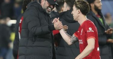 Liverpools Trainer Jürgen Klopp (l) und Spieler Kostas Tsimikas feiern den Sieg gegen Villarreal. Foto: Alberto Saiz/AP/dpa