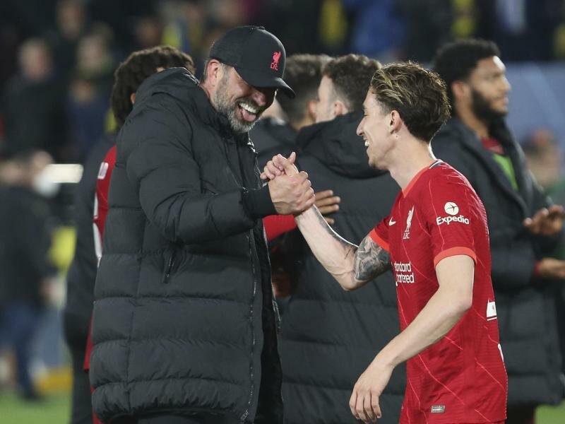 Liverpools Trainer Jürgen Klopp (l) und Spieler Kostas Tsimikas feiern den Sieg gegen Villarreal. Foto: Alberto Saiz/AP/dpa