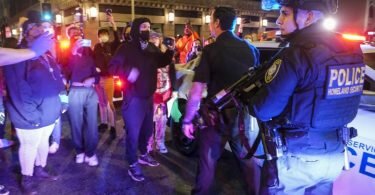 Demonstranten stehen in Los Angeles Polizisten gegenüber. Foto: Ringo H.W. Chiu/FR170512 AP/dpa