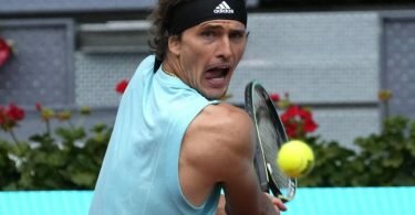 Hat sich in Madrid gegen den Kroaten Marin Cilic ins Achtelfinale gekämpft: Alexander Zverev in Aktion. Foto: Paul White/AP/dpa