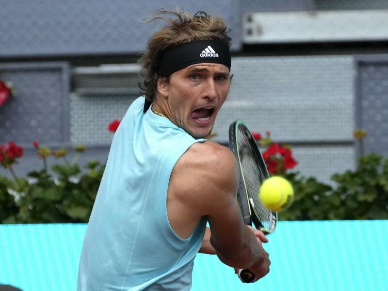 Hat sich in Madrid gegen den Kroaten Marin Cilic ins Achtelfinale gekämpft: Alexander Zverev in Aktion. Foto: Paul White/AP/dpa