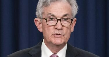 Jerome Powell, Vorsitzender der US-Notenbank Federal Reserve, spricht während einer Pressekonferenz. Zur Bekämpfung der hohen Inflationsrate erhöht die US-Notenbank ihren Leitzins stark um 0,5 Prozentpunkte. Foto: Alex Brandon/AP/dpa