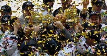 Die Eisbären Berlin jubeln nach dem Finalsieg mit dem Pokal im Konfettiregen. Foto: Peter Kneffel/dpa