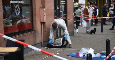 Bei der Kontrolle am Montagabend in der Mannheimer Innenstadt war der 47-Jährige zusammengebrochen und zunächst wiederbelebt worden - später aber im Krankenhaus gestorben. Foto: René Priebe/PR-Video /dpa