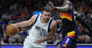 Star-Spielmacher Luka Doncic (l) verlor mit den Dallas Mavericks auch das zweite Spiel gegen die Phoenix Suns um Deandre Ayton. Foto: Matt York/AP/dpa