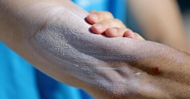 Einer aktuellen Umfrage zufolge nutzt gut ein Drittel aller Befragten im Frühjahr und Sommer normalerweise kein Sonnenschutzmittel, um sich vor schädlicher UV-Strahlung zu schützen. Foto: Jan Woitas/dpa-Zentralbild/dpa