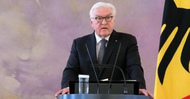 Rund 45 Minuten dauerte das Telefonat von Bundespräsident Frank-Walter Steinmeier mit dem ukrainischen Präsidenten Wolodymyr Selenskyj. Foto: Bernd von Jutrczenka/dpa