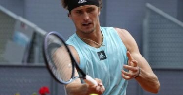 Der deutsche Tennis-Olympiasieger Alexander Zverev hat beim ATP-Masters in Madrid den Einzug ins Viertelfinale geschafft. Foto: Paul White/AP/dpa