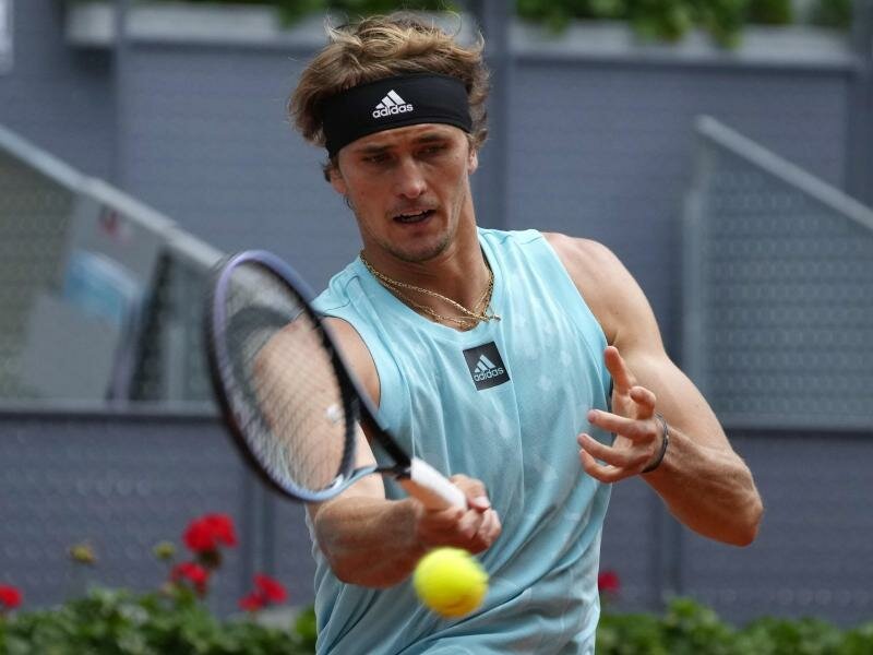 Der deutsche Tennis-Olympiasieger Alexander Zverev hat beim ATP-Masters in Madrid den Einzug ins Viertelfinale geschafft. Foto: Paul White/AP/dpa