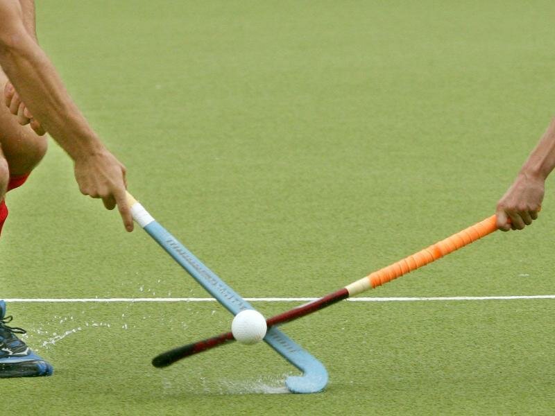 Die deutschen Hockey-Nationalmannschaften revanchieren sich in der Pro League gegen England für die vorherigen Niederlagen. Foto: Roland Weihrauch/dpa/Archivbild