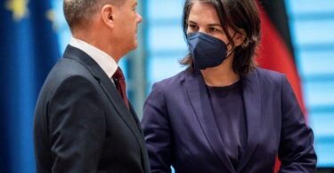 Olaf Scholz und Annalena Baerbock im Kanzleramt. Die deutsche Außenministerin wird in die Ukraine reisen. Foto: Michael Kappeler/dpa-POOL/dpa