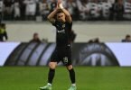 Der Torschütze zum 1:0 gegen West Ham United, Rafael Borre von Eintracht Frankfurt, winkt beim Auswechseln. Foto: Arne Dedert/dpa