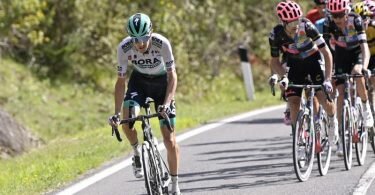 Emanuel Buchmann (l) aus Deutschland von Team Bora-hansgrohe versucht sich an einer Steigung vom Feld abzusetzen. Foto: Fabio Ferrari/LaPresse via ZUMA Press/dpa/Archivbild