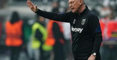 West Hams Coach David Moyes hat die Wut gepackt - dafür gab es Rot. Foto: Uwe Anspach/dpa