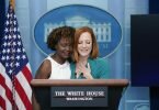 Jen Psaki (r) übergibt ihren Posten als Biden-Sprecherin an Karine Jean-Pierre (l). Foto: Evan Vucci/AP/dpa