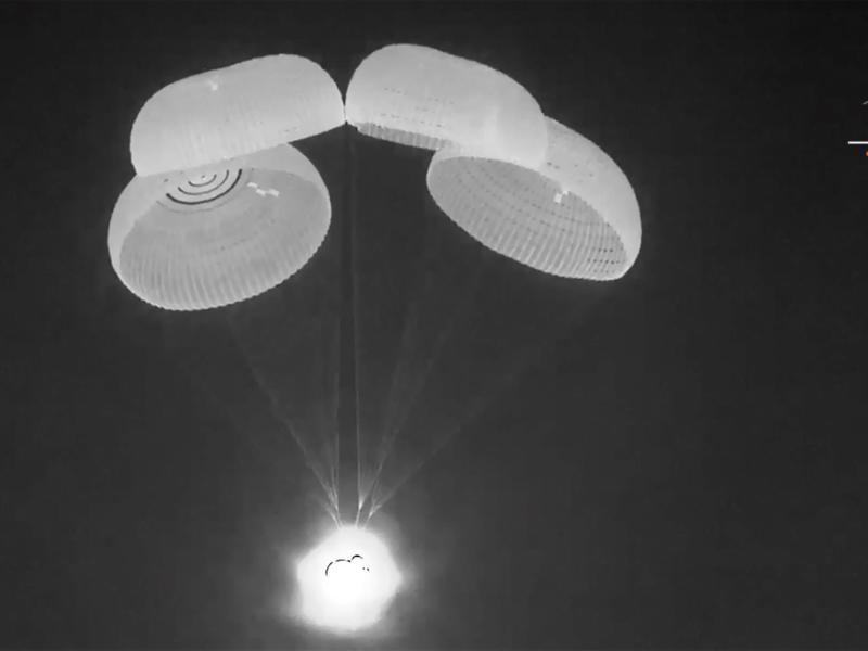 In diesem Bild aus einem von der NASA zur Verfügung gestellten Video verwendet die Dragon-Kapsel von SpaceX Fallschirme, während sie am frühen Freitag, 6. Mai 2022, im Golf von Mexiko niedergeht. Foto: Uncredited/NASA/AP/dpa