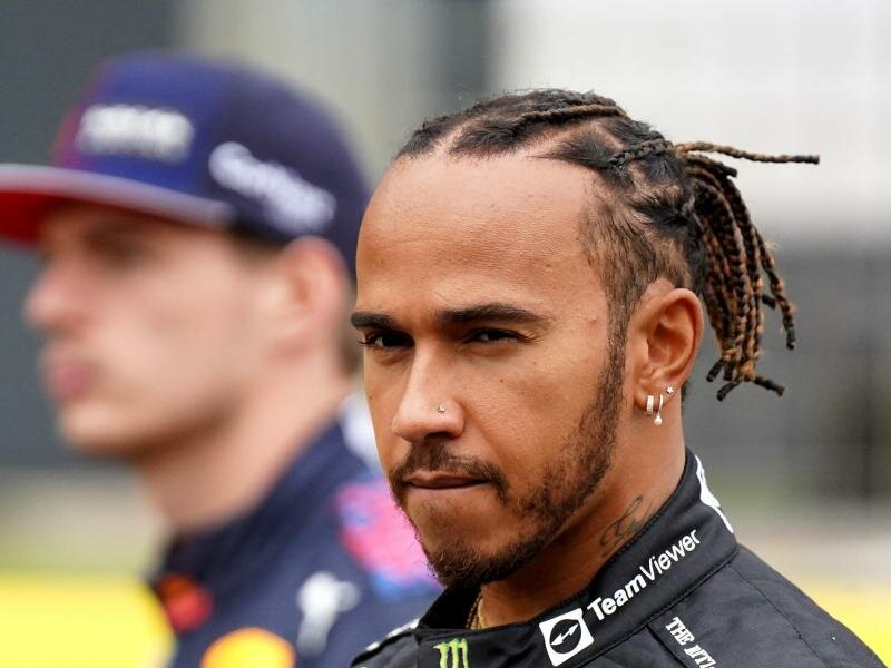 Lewis Hamilton einige seiner Piercings und Schmuckstücke nicht entfernen, ohne diese zu zerstören, wie er sagt. Foto: Tim Goode/PA Wire/dpa