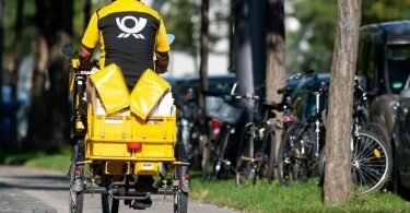 Ein Briefträger mit seinem Fahrrad: Im Jahr 2025 rechnet die Deutsche Post damit, dass fünf Briefe auf ein Paket kommen. Foto: Sven Hoppe/dpa