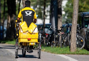 Ein Briefträger mit seinem Fahrrad: Im Jahr 2025 rechnet die Deutsche Post damit, dass fünf Briefe auf ein Paket kommen. Foto: Sven Hoppe/dpa