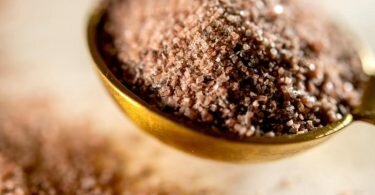 Dank Eisen und Schwefel: Kala Namak Salz, auch Black Salt genannt, schimmert meist bräunlich-rosarot bis dunkel-violett. Foto: Zacharie Scheurer/dpa-tmn
