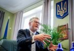 Der ukrainische Botschafter Andrij Melnyk in seinem Büro im Botschaftsgebäude in Berlin. Foto: Kay Nietfeld/dpa