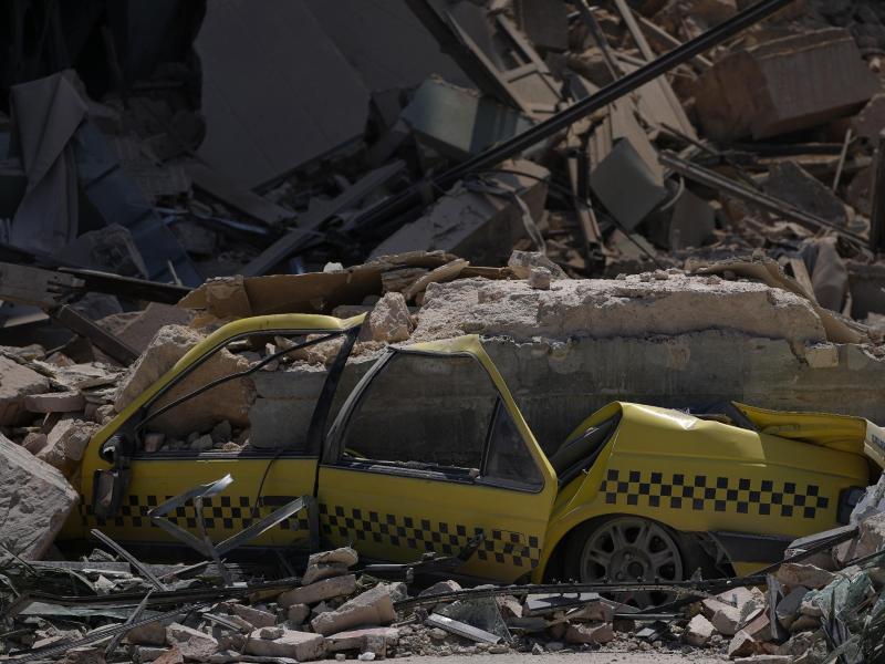 Ein zerstörtes Taxi inmitten der Trümmer des Luxushotels Saratoga. Foto: Ramon Espinosa/AP/dpa