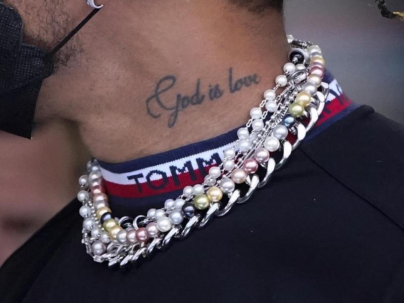 Lewis Hamilton trägt gerne auffälligen Schmuck. Foto: Wilfredo Lee/AP/dpa